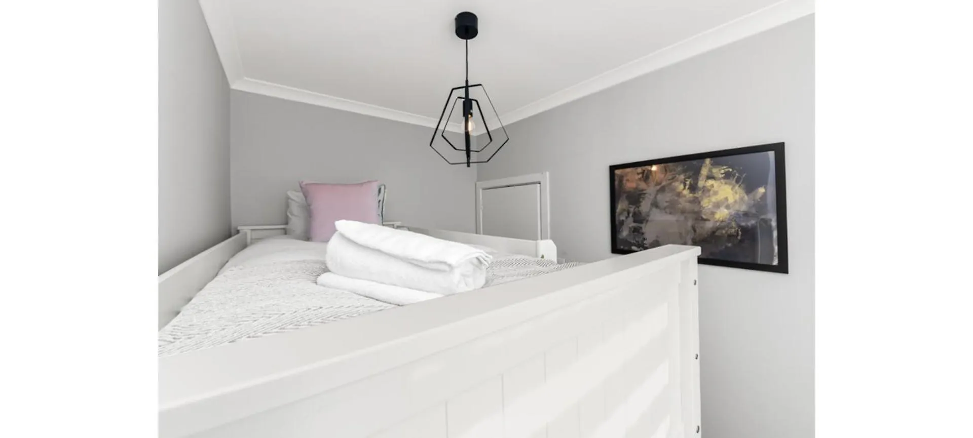 2-Bedroom Thameside Getaway London