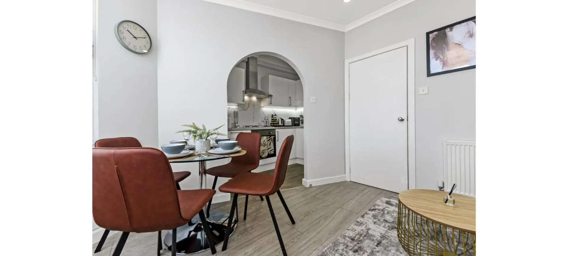2-Bedroom Thameside Getaway London Apartment