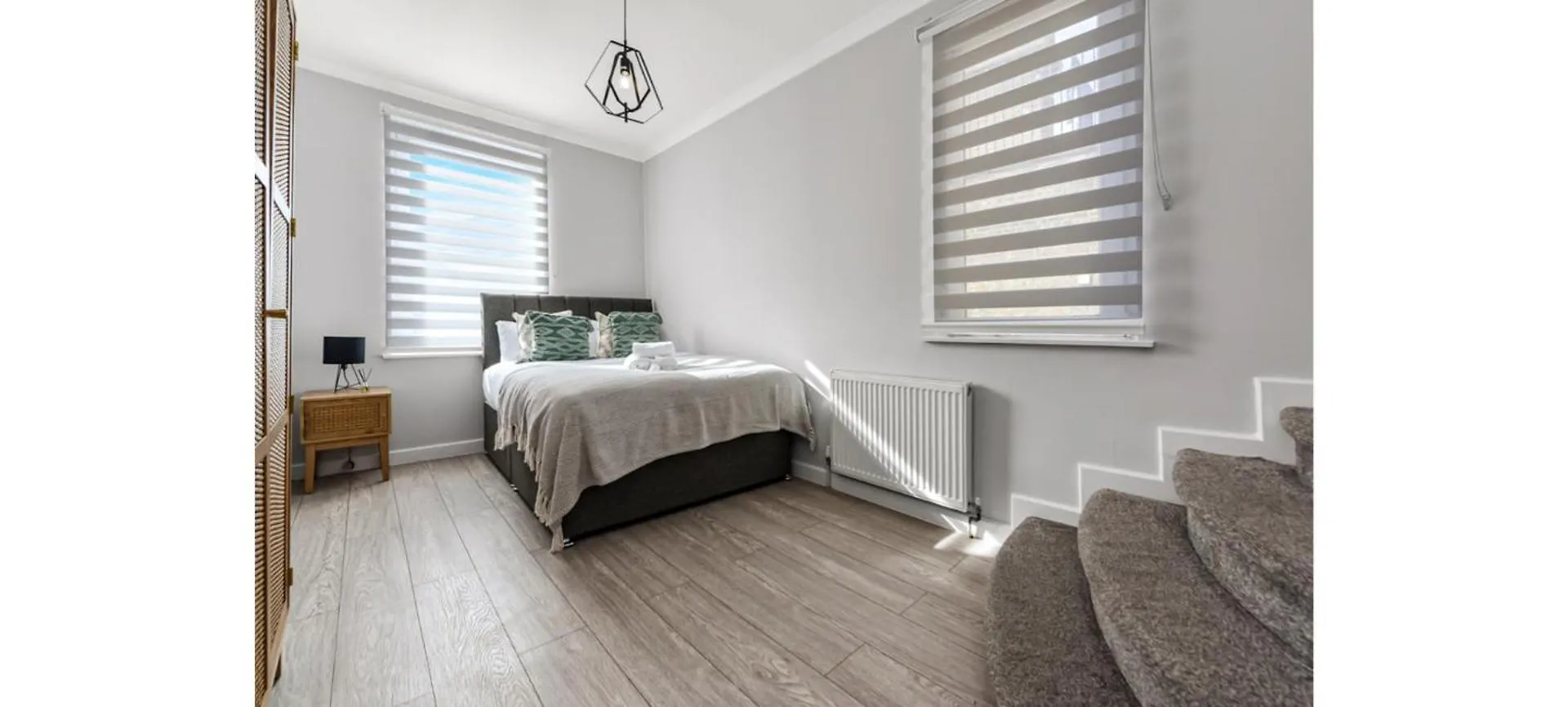 2-Bedroom Thameside Getaway London