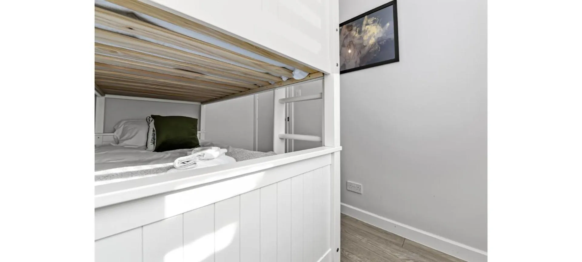 2-Bedroom Thameside Getaway London Apartment