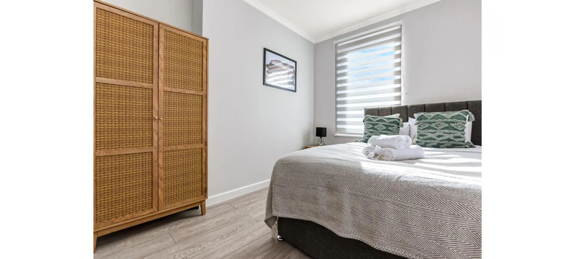 2-Bedroom Thameside Getaway London